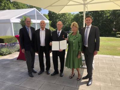 �ber die Ehrung von Heiko Merz (Mi) freuten sich (vrnl) Max Panhans, Karin Neipp, Bernd Wilhelm und J�rgen Neipp.