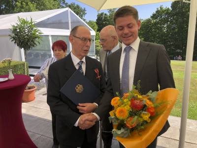 Unser Vorsitzender Max Panhans geh�rte zu den ersten Gratulanten und �bergab einen Blumengru�.