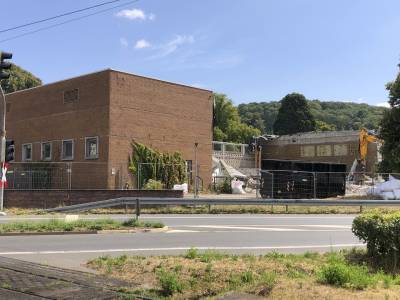 Gleichzeitig hat der Abriss der alten Halle begonnen.