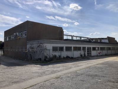 Zuesrt wurde die Halle nach Baustoffen getrent entkernt.