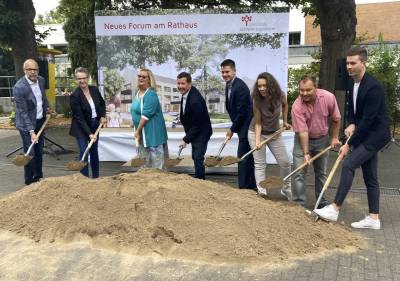 Der symbolische Spatenstich erfolgte auch durch die vier Fraktionsvorsitzenden (auf dem Foto v.l.n.r.): Andreas Janouschkowetz (Loewer + Partner Architekten), Birgit Kannegie�er (SPD), Suse Bruer (Vorsitzende der Gemeindevertretung), B�rgermeister Alexander Kreissl, Max Panhans (CDU), Katja Ebert (Die Gr�nen), Ralph Konrad (FDP) und Jannis Zimmermann (Hitzler Ingenieure).
